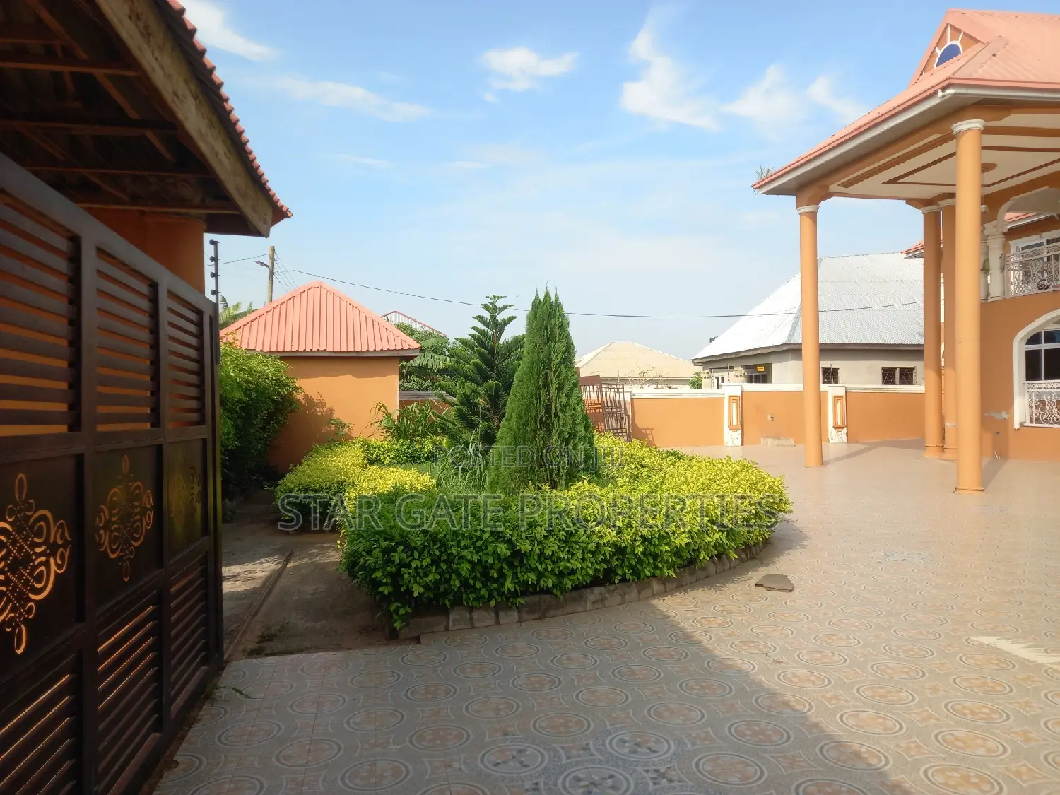 10bdrm House in Apromoase, Tech, Kumasi Metropolitan for sale