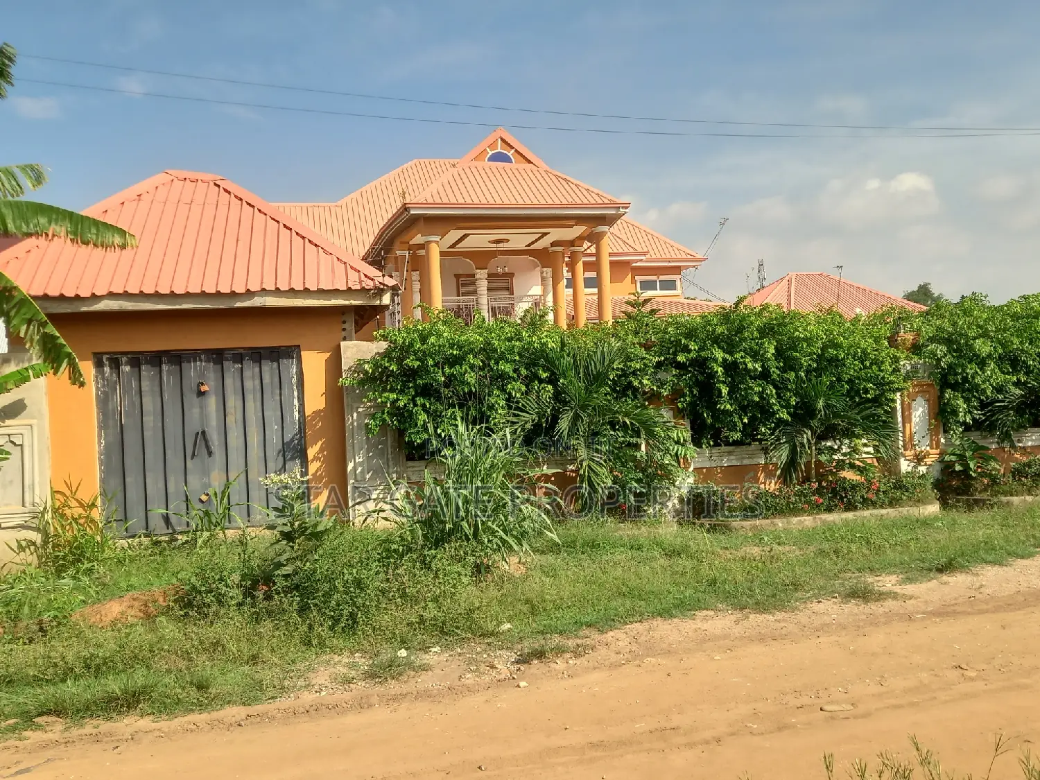 10bdrm House in Apromoase, Tech, Kumasi Metropolitan for sale