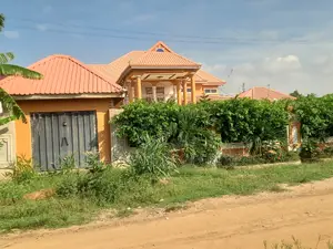 10bdrm House in Apromoase, Tech, Kumasi Metropolitan for sale