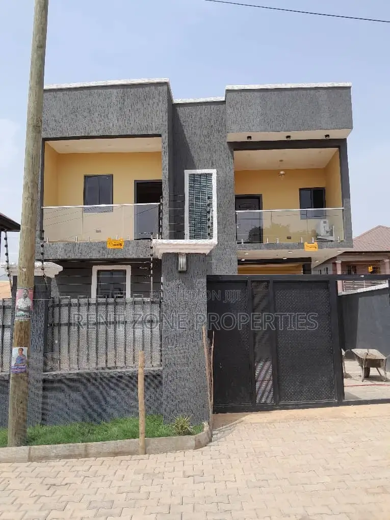 4bdrm Duplex in Ofankor for sale
