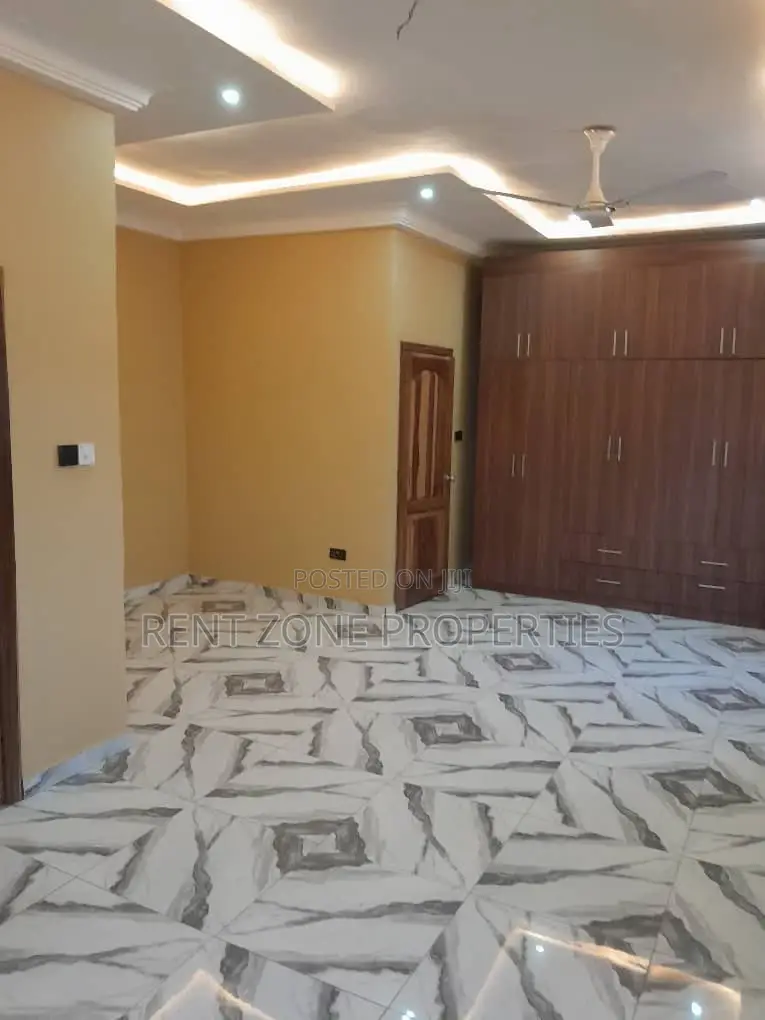 4bdrm Duplex in Ofankor for sale