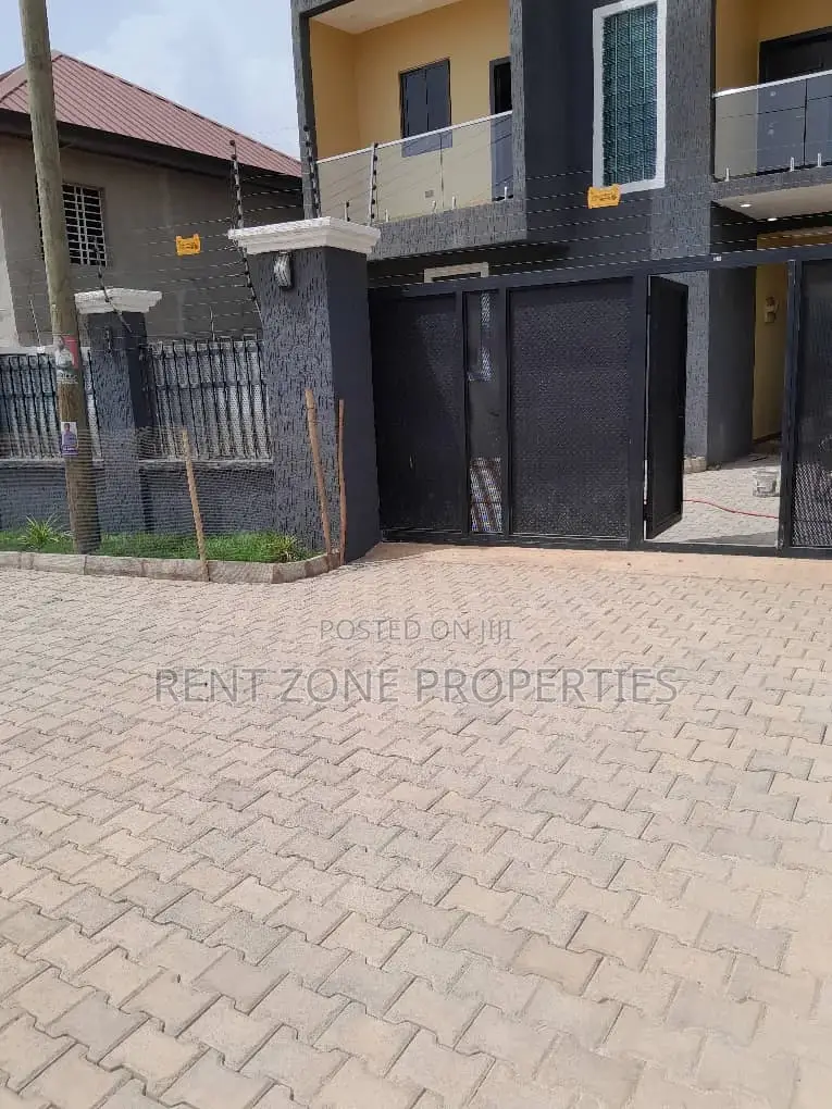 4bdrm Duplex in Ofankor for sale