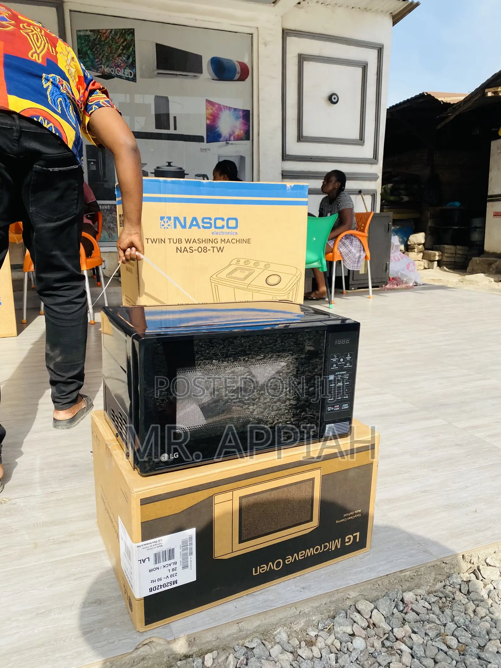 Reliable LG Electric Microwave Oven(MS2042DB 20L)Black.