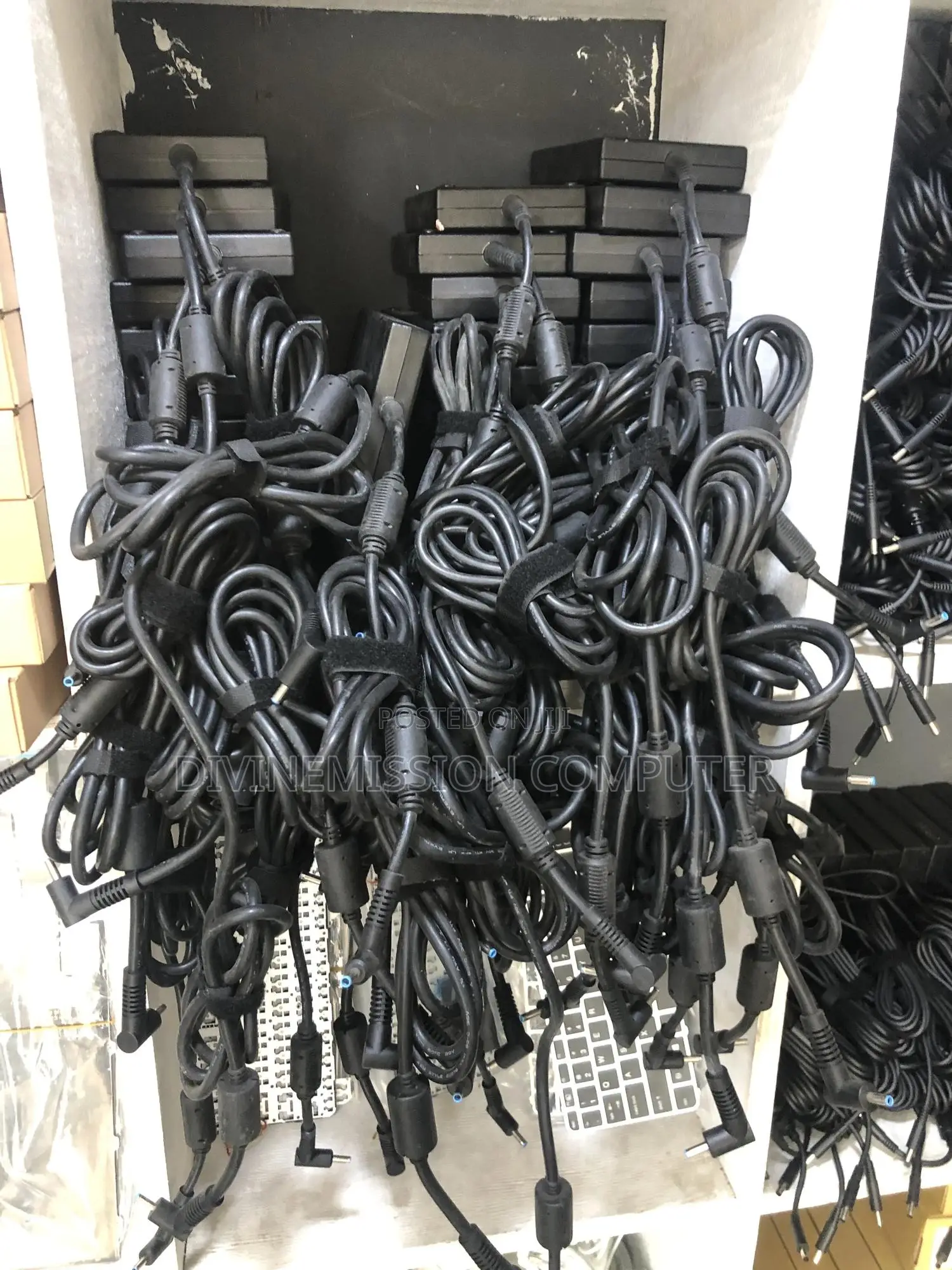UK Used HP Blue Pin 19.5v—10.3A. 200w.