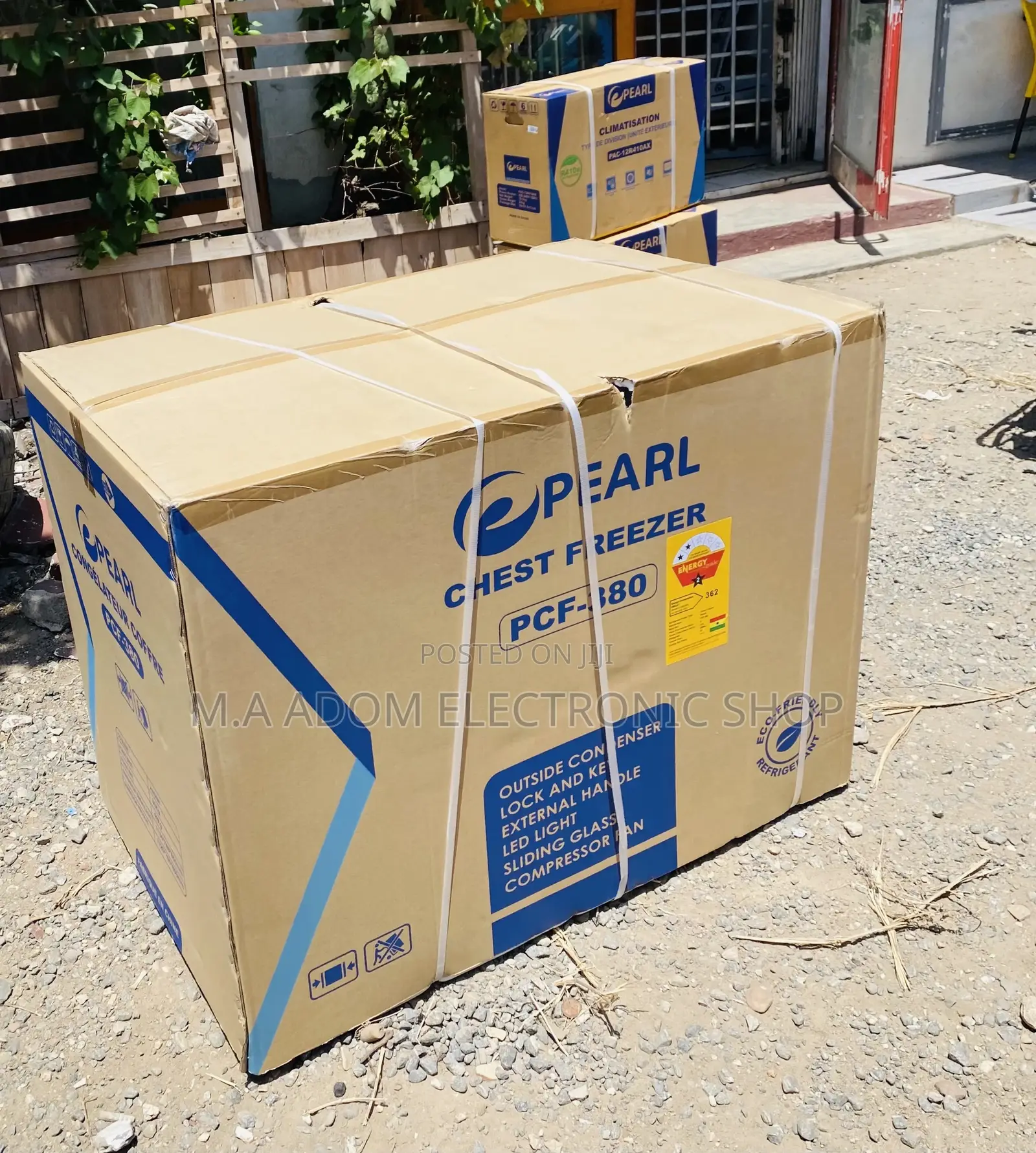 Quality Pearl PCF-380 Single Door Electric Chest Freezer.