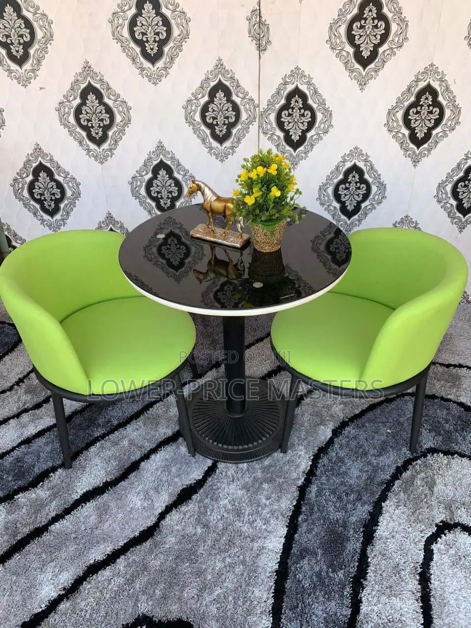 Classy Waiting Table and Chairs for All Purpose