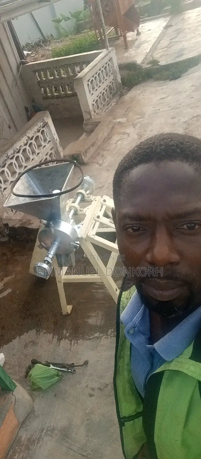 Industrial Groundnuts/Coconut Grinder Machine