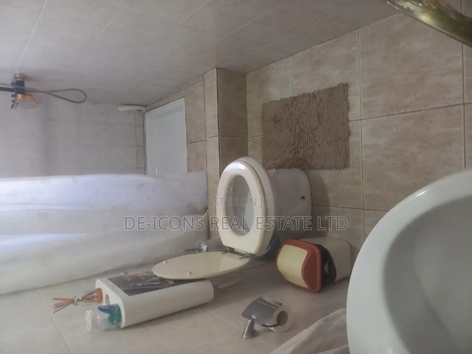 3bdrm Mansion in De-Icons Real Estate, Awutu Senya East Municipal