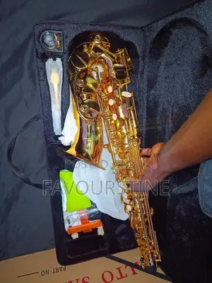 Brand New Quality Yamaha Alto Saxophone- Gold 1pcs Reed