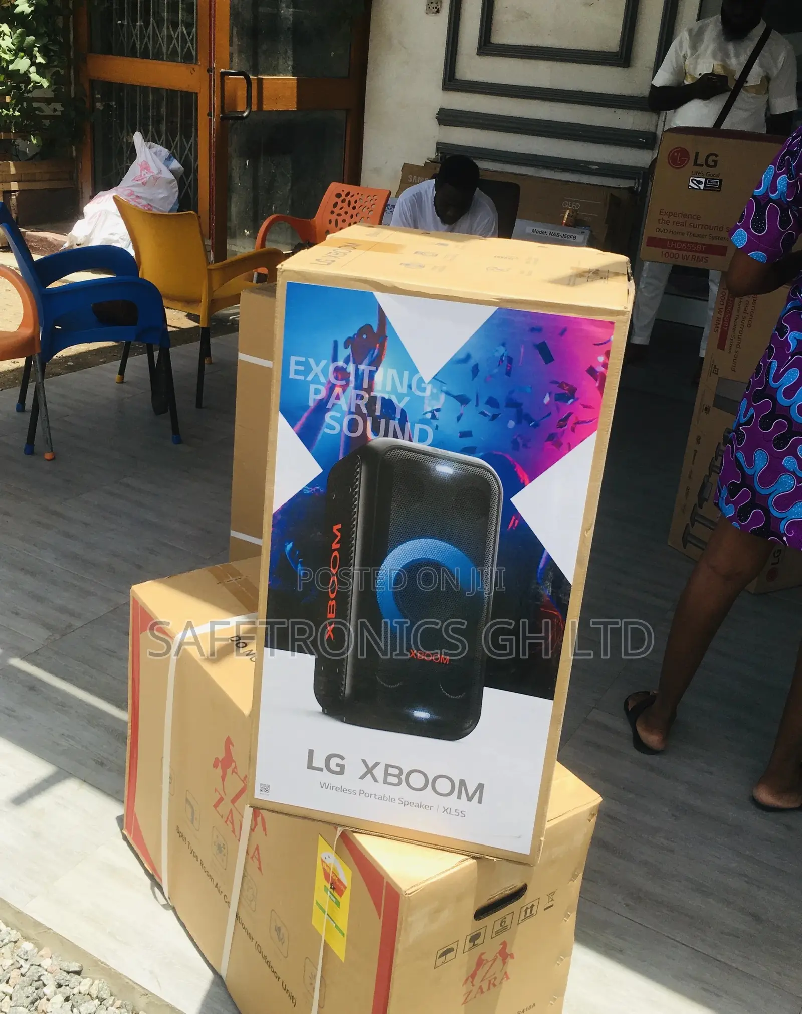 Black LG Xl5s Wireless Bluetooth Electric Speaker