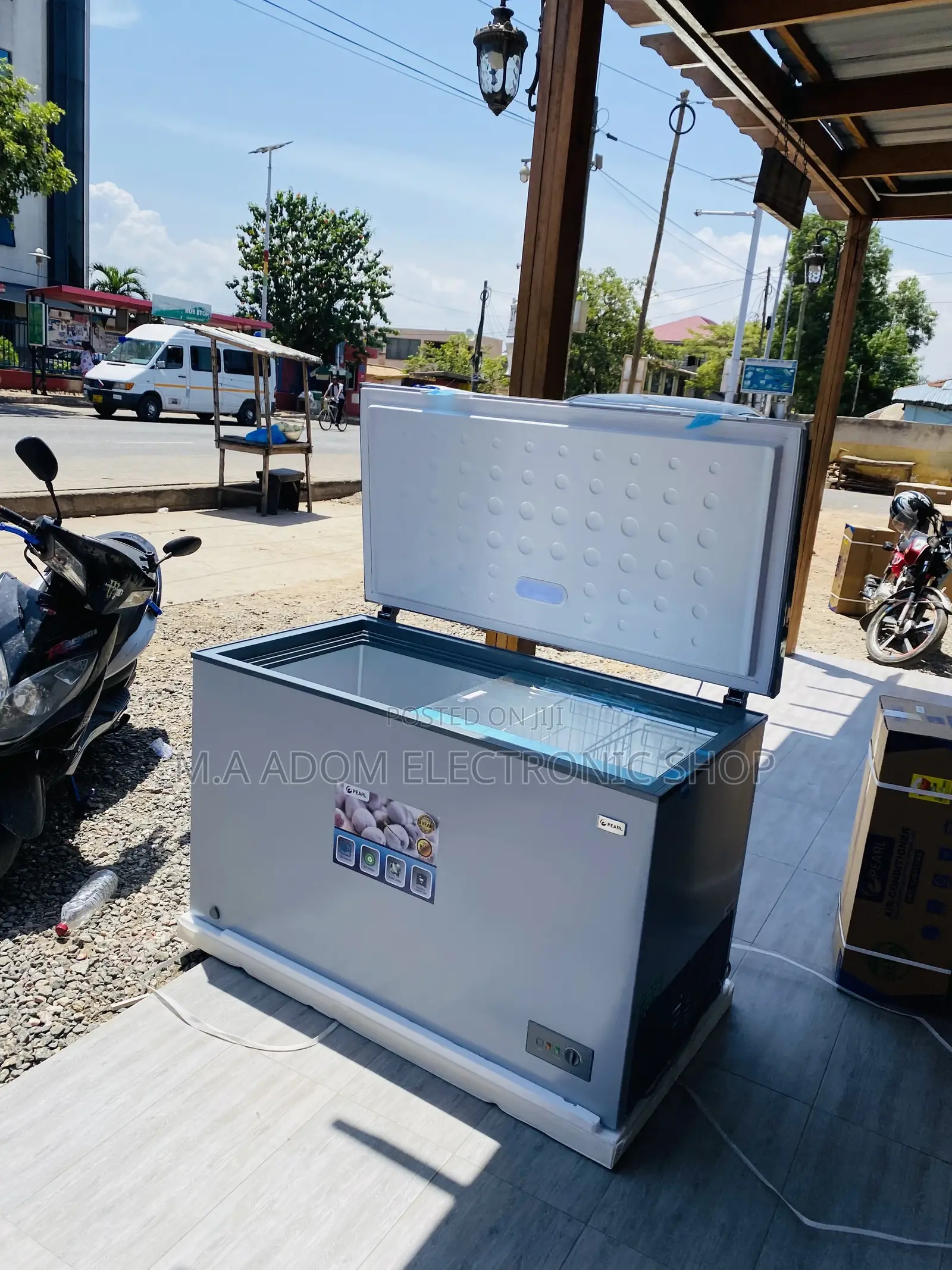 Extremely Chilling Pearl PCF-460 Single Door Chest Freezer.