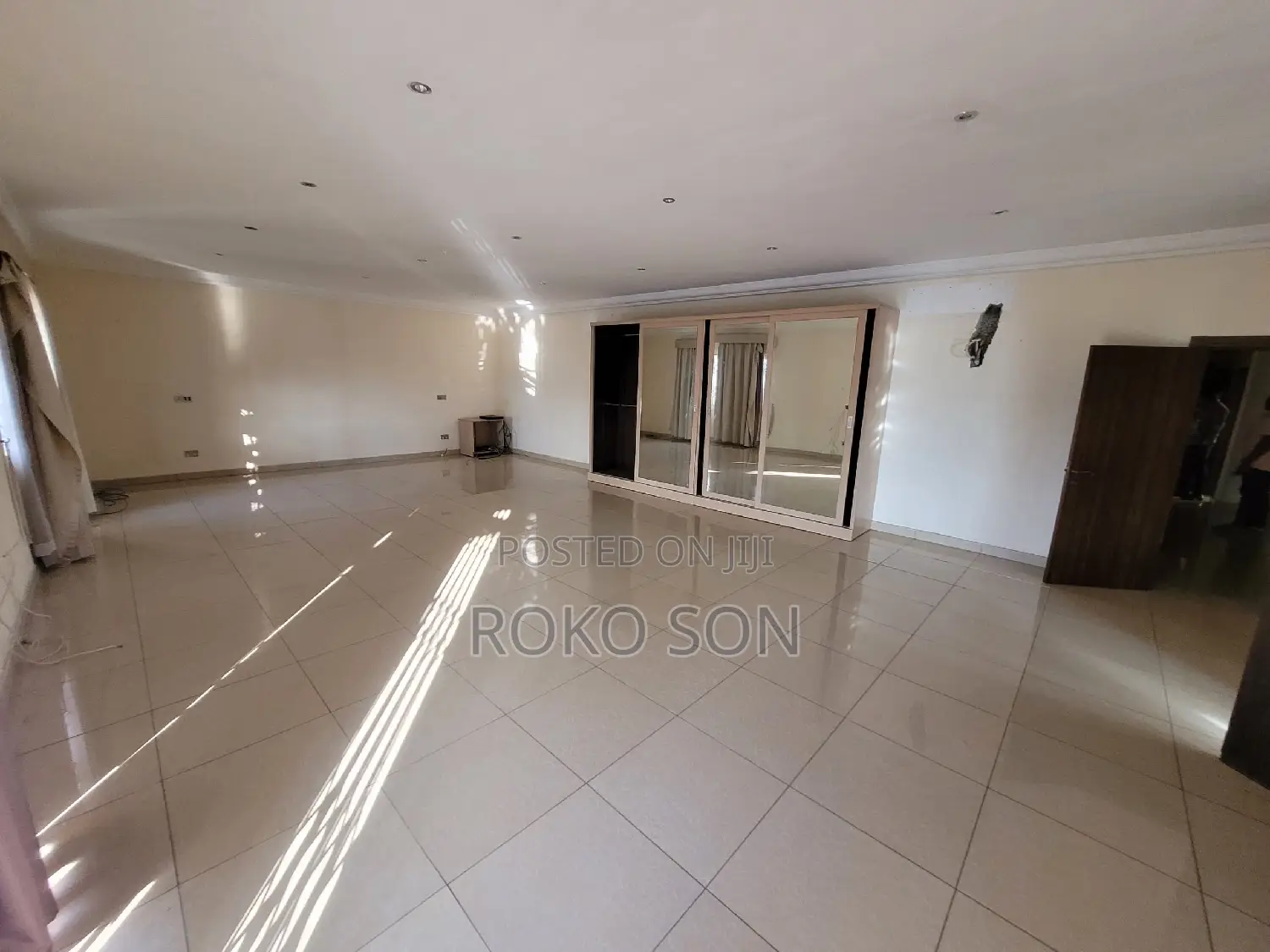 8bdrm Mansion in Dr Roko, Airport Residential Area for sale