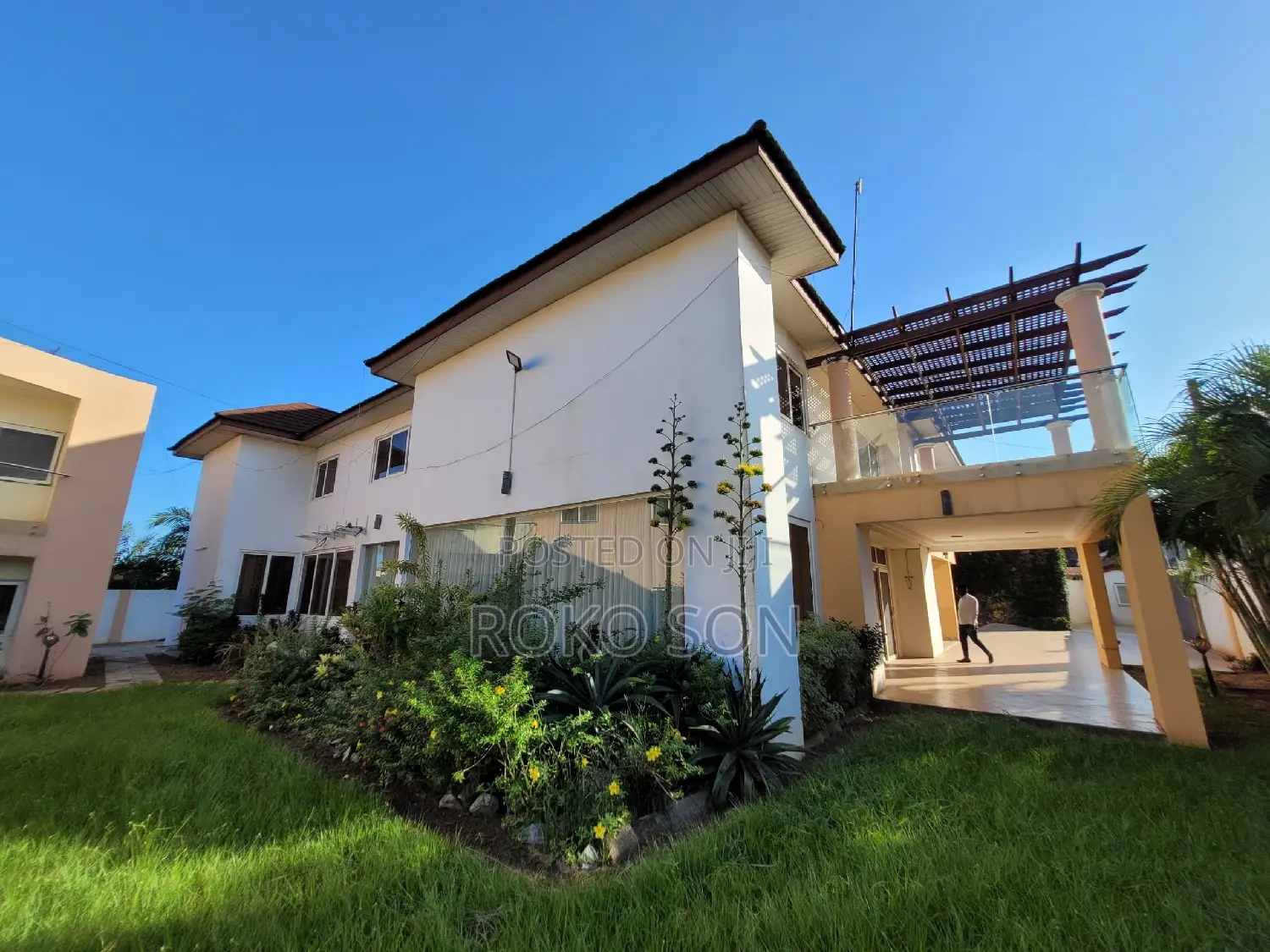 8bdrm Mansion in Dr Roko, Airport Residential Area for sale