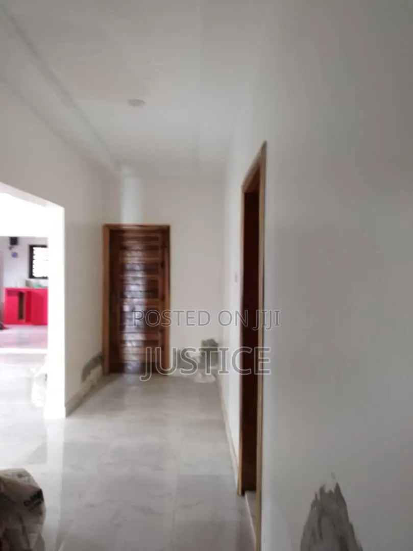 Strategic Located Building Suitable for Hospital C1 Tema