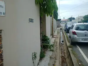 Strategic Located Building Suitable for Hospital C1 Tema