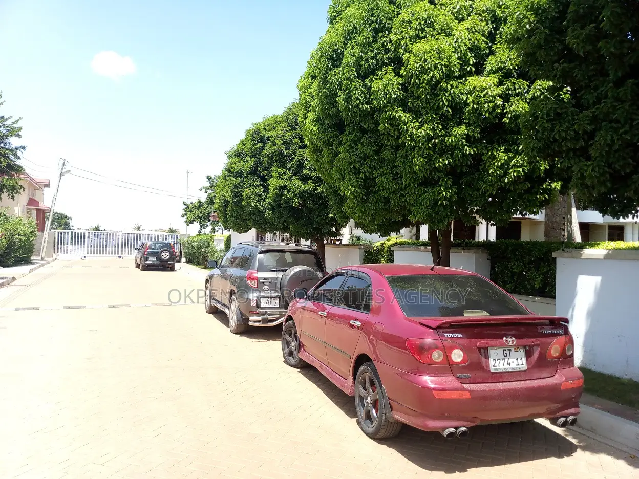 7bdrm House in Com18, Sakumono for sale