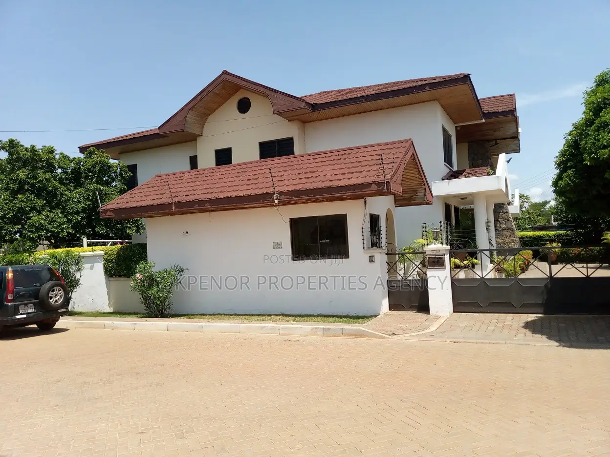 7bdrm House in Com18, Sakumono for sale