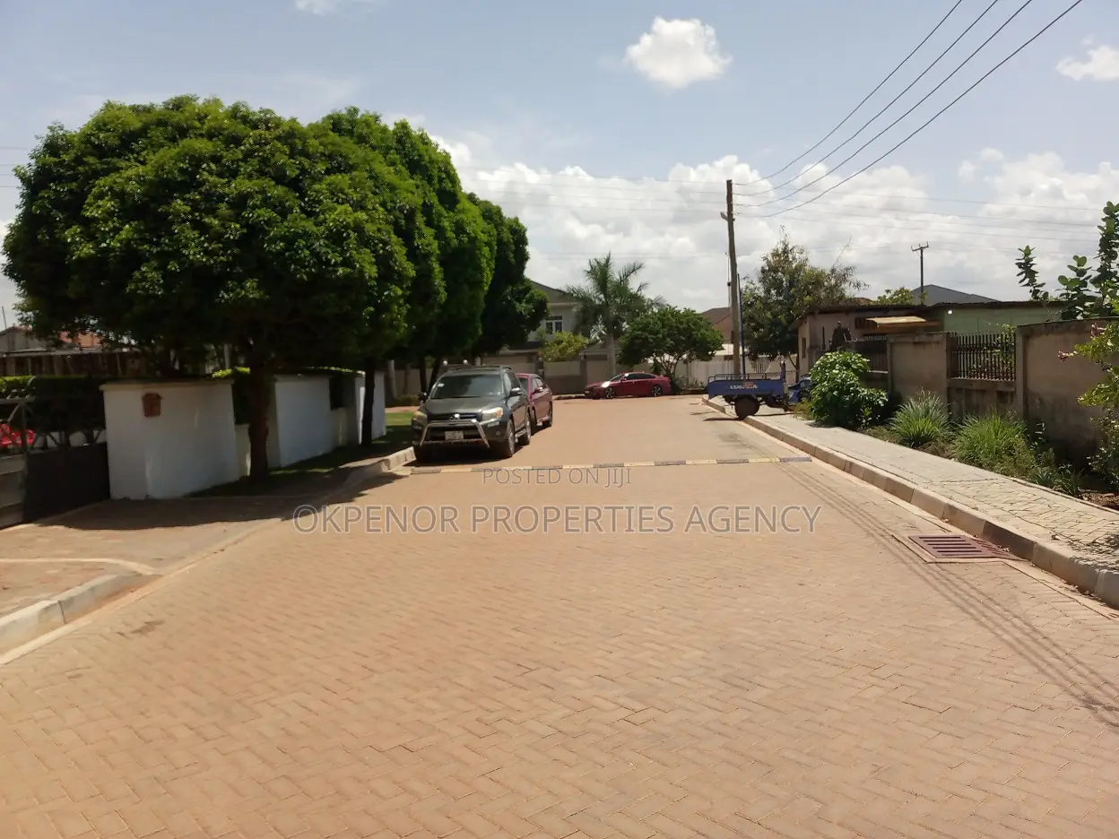 7bdrm House in Com18, Sakumono for sale