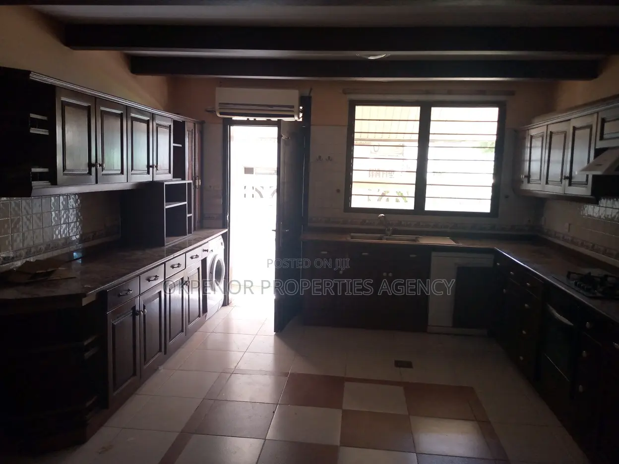7bdrm House in Com18, Sakumono for sale