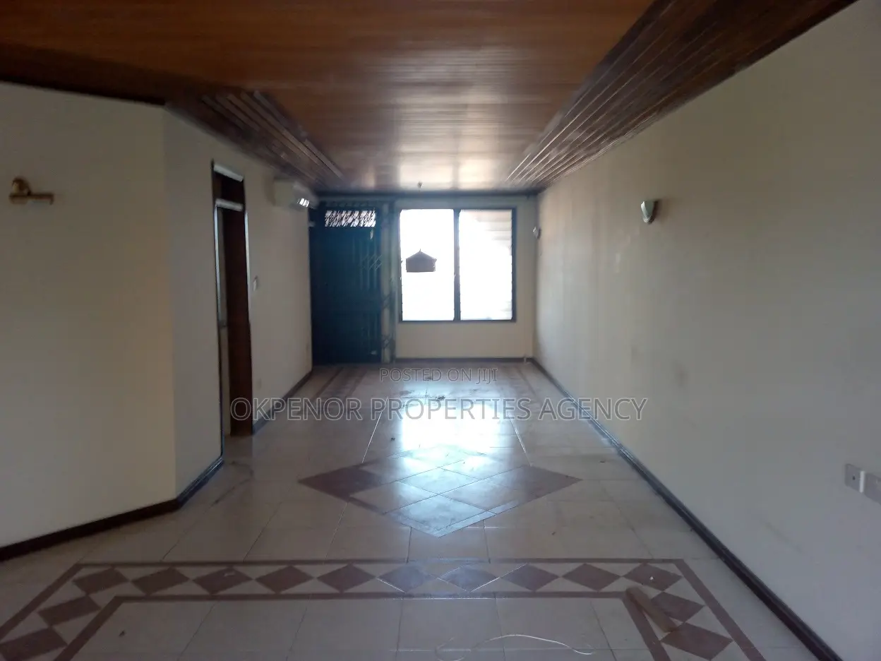 7bdrm House in Com18, Sakumono for sale