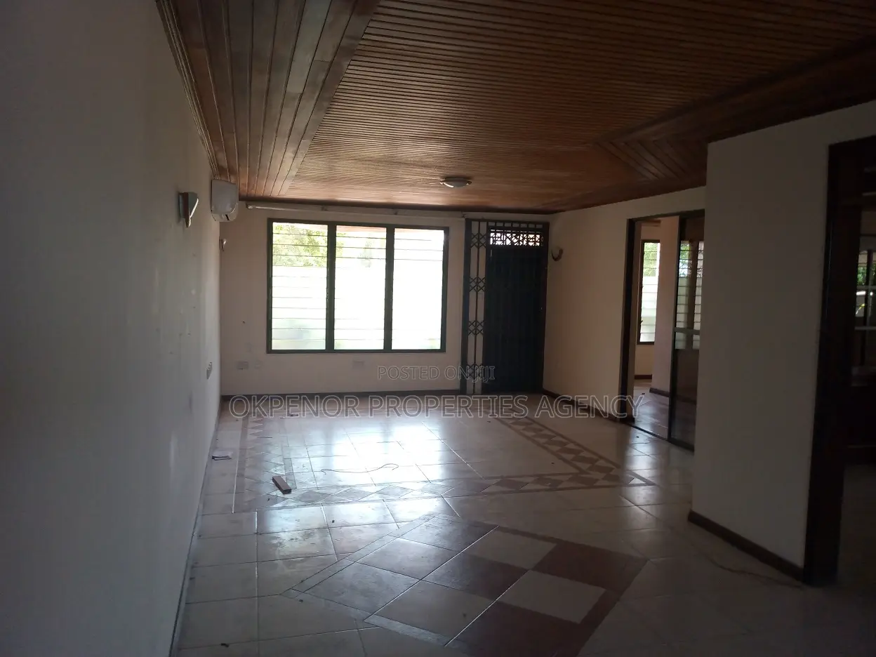 7bdrm House in Com18, Sakumono for sale
