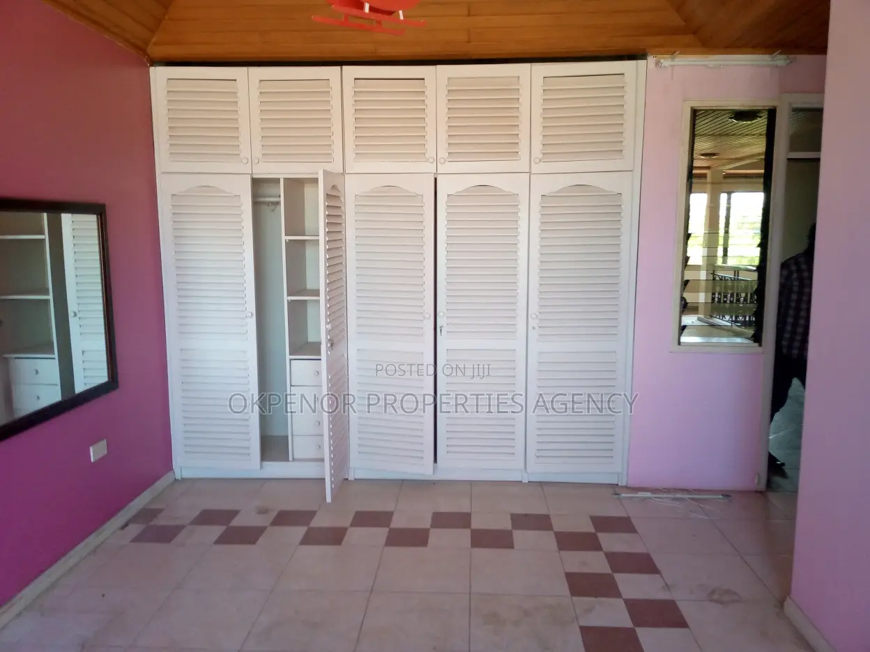 7bdrm House in Com18, Sakumono for sale
