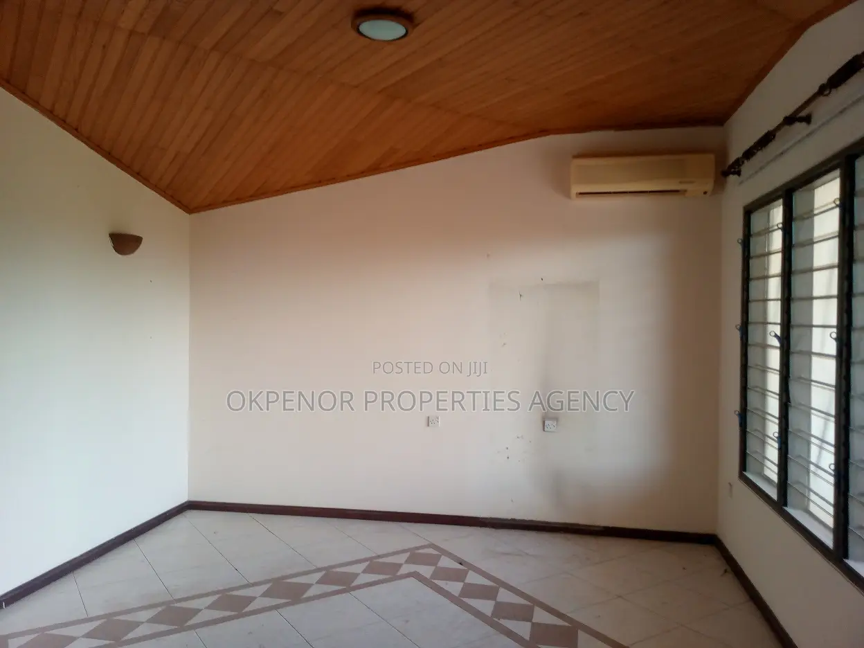 7bdrm House in Com18, Sakumono for sale