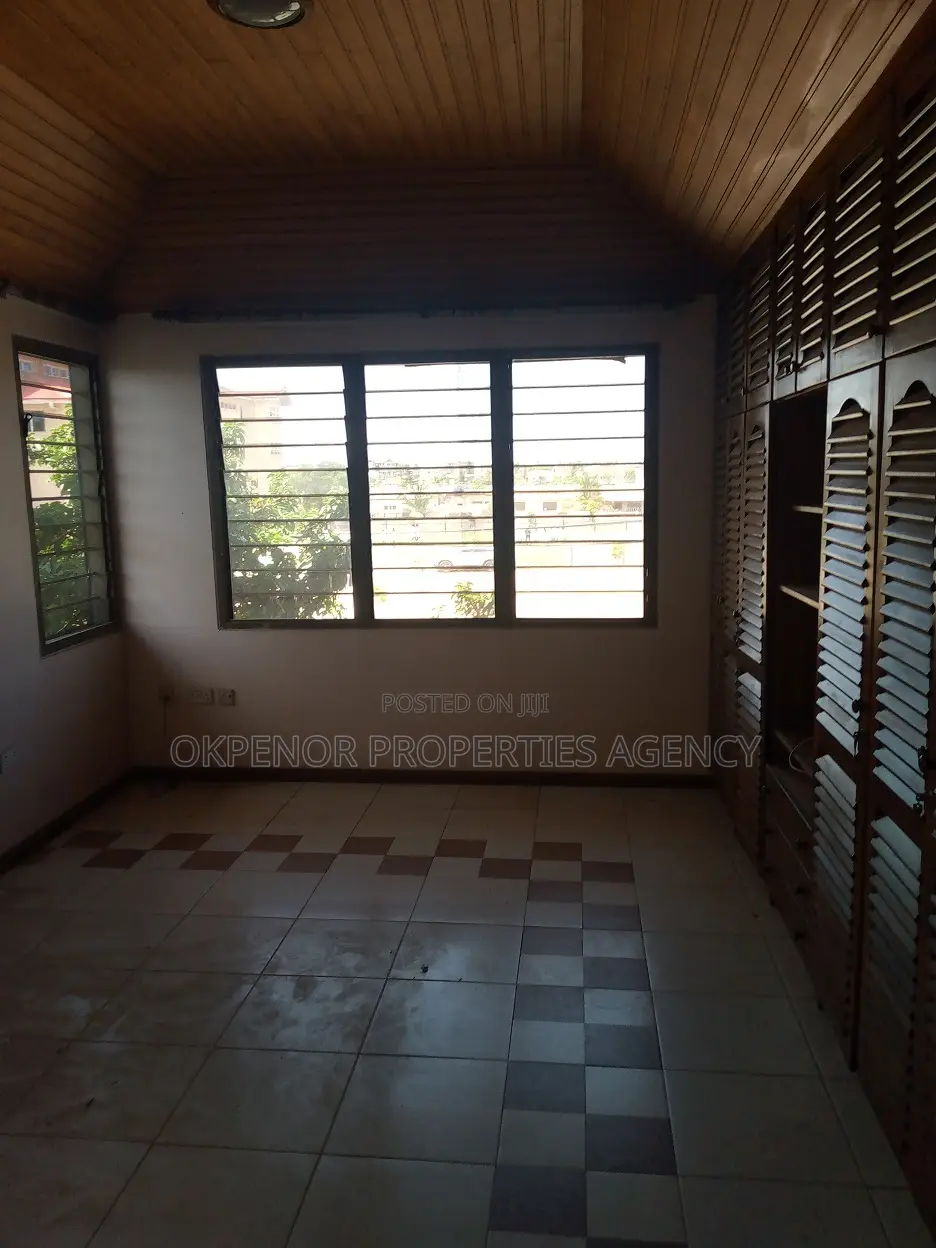 7bdrm House in Com18, Sakumono for sale