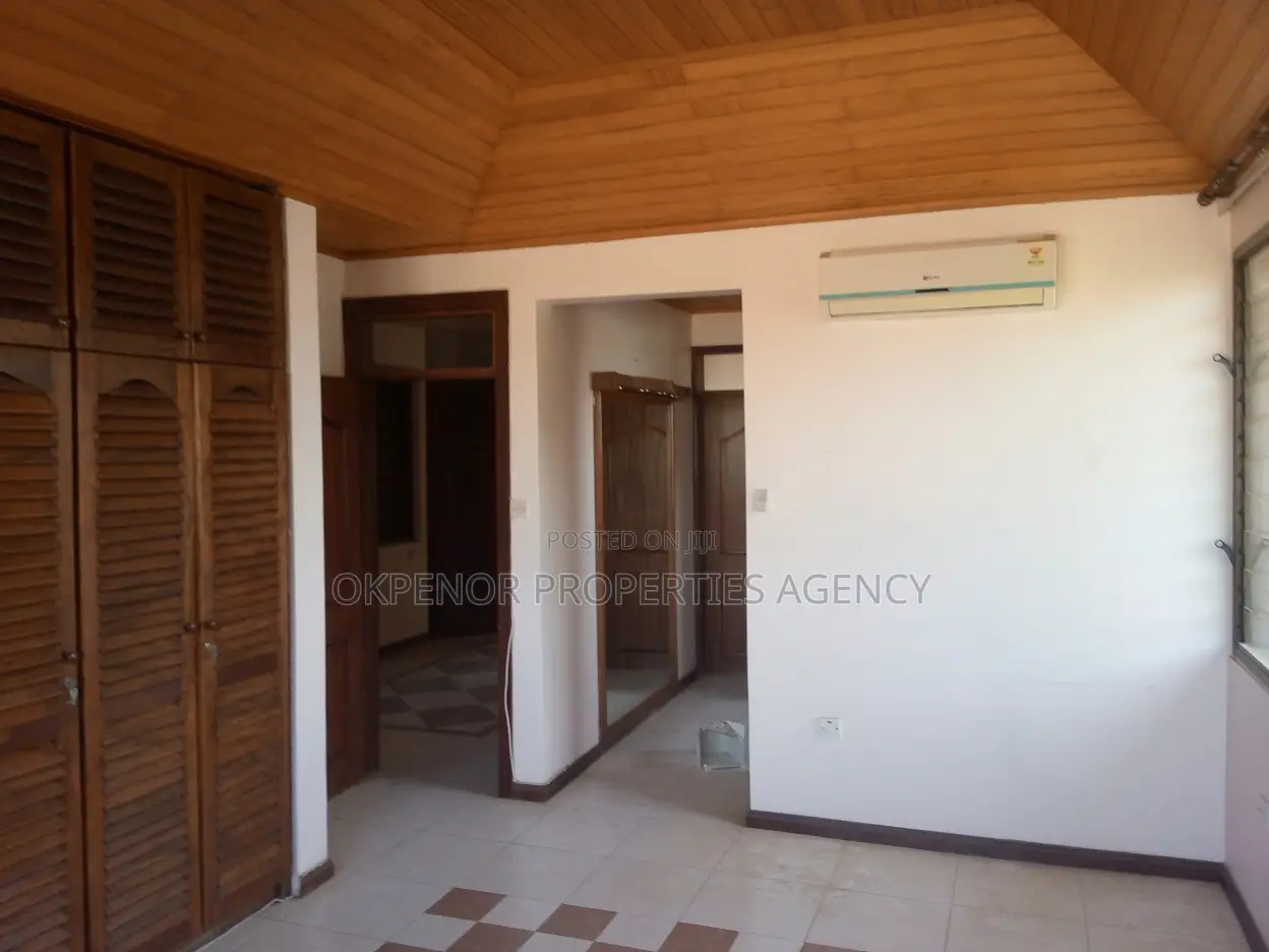 7bdrm House in Com18, Sakumono for sale