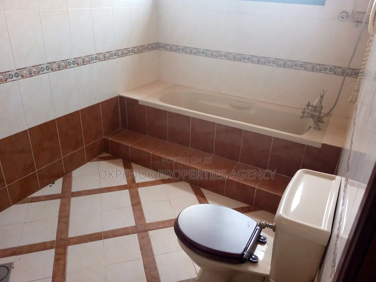 7bdrm House in Com18, Sakumono for sale