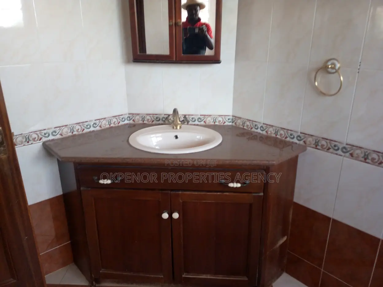 7bdrm House in Com18, Sakumono for sale