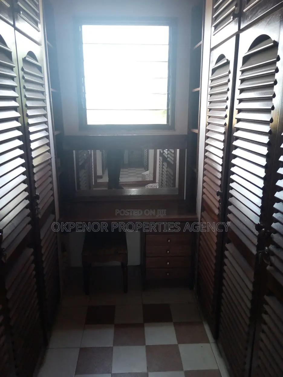 7bdrm House in Com18, Sakumono for sale