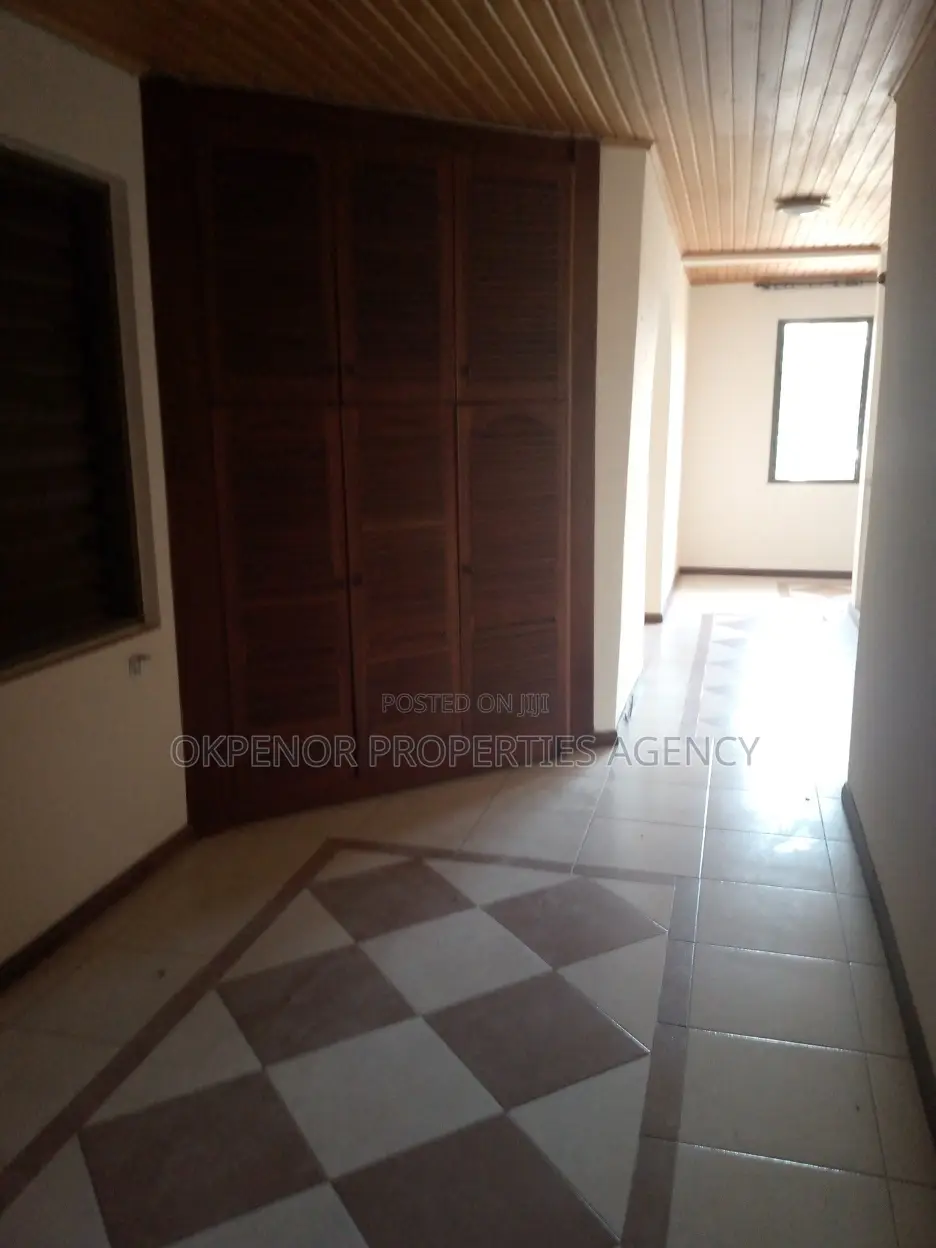 7bdrm House in Com18, Sakumono for sale