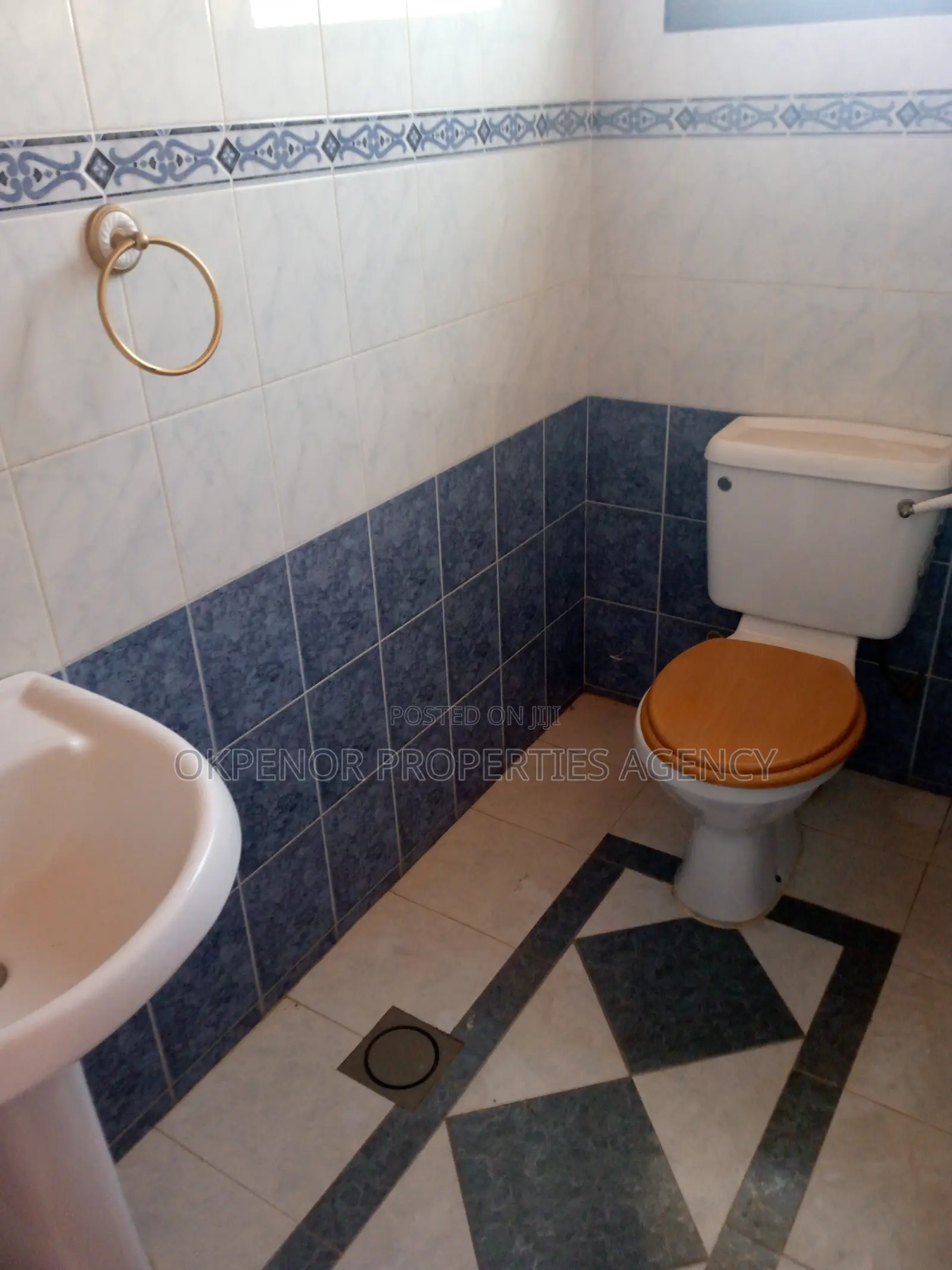 7bdrm House in Com18, Sakumono for sale