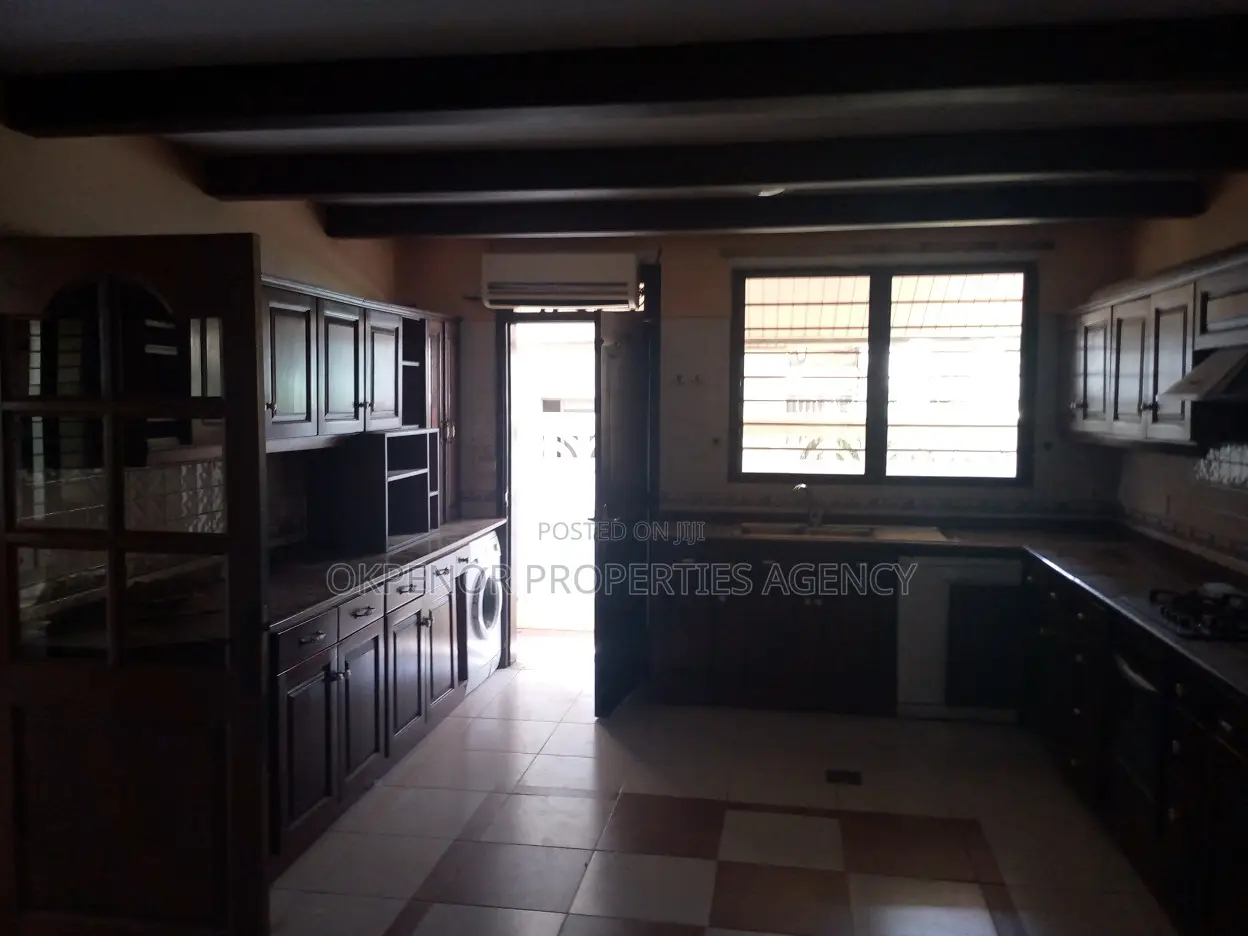 7bdrm House in Com18, Sakumono for sale