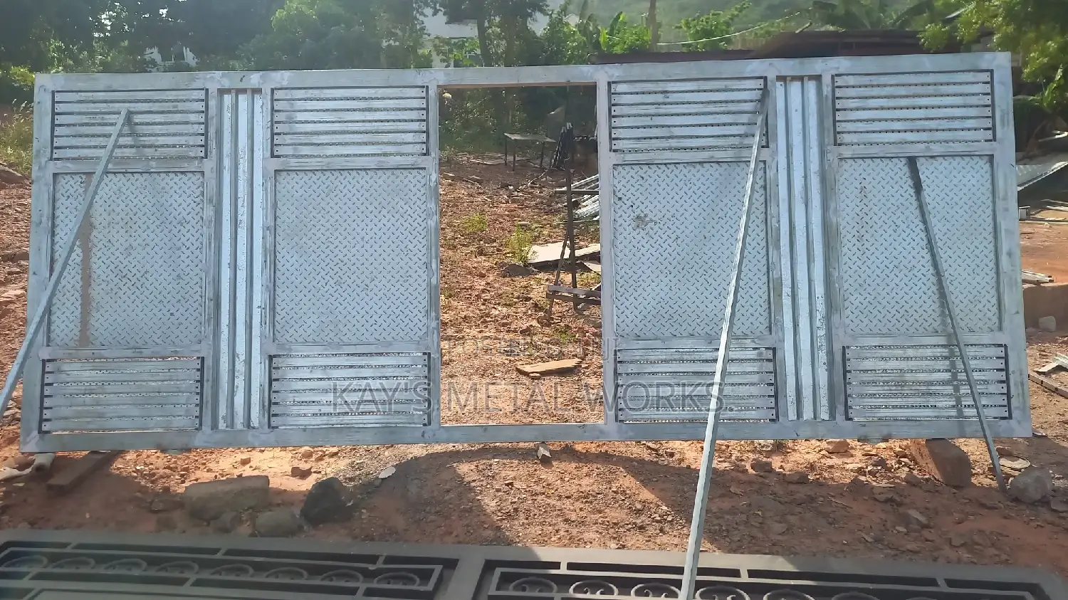 Middle Chaka Design Plate Gate.