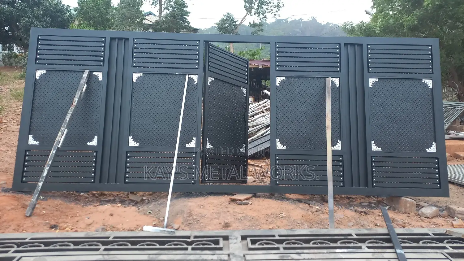 Middle Chaka Design Plate Gate.