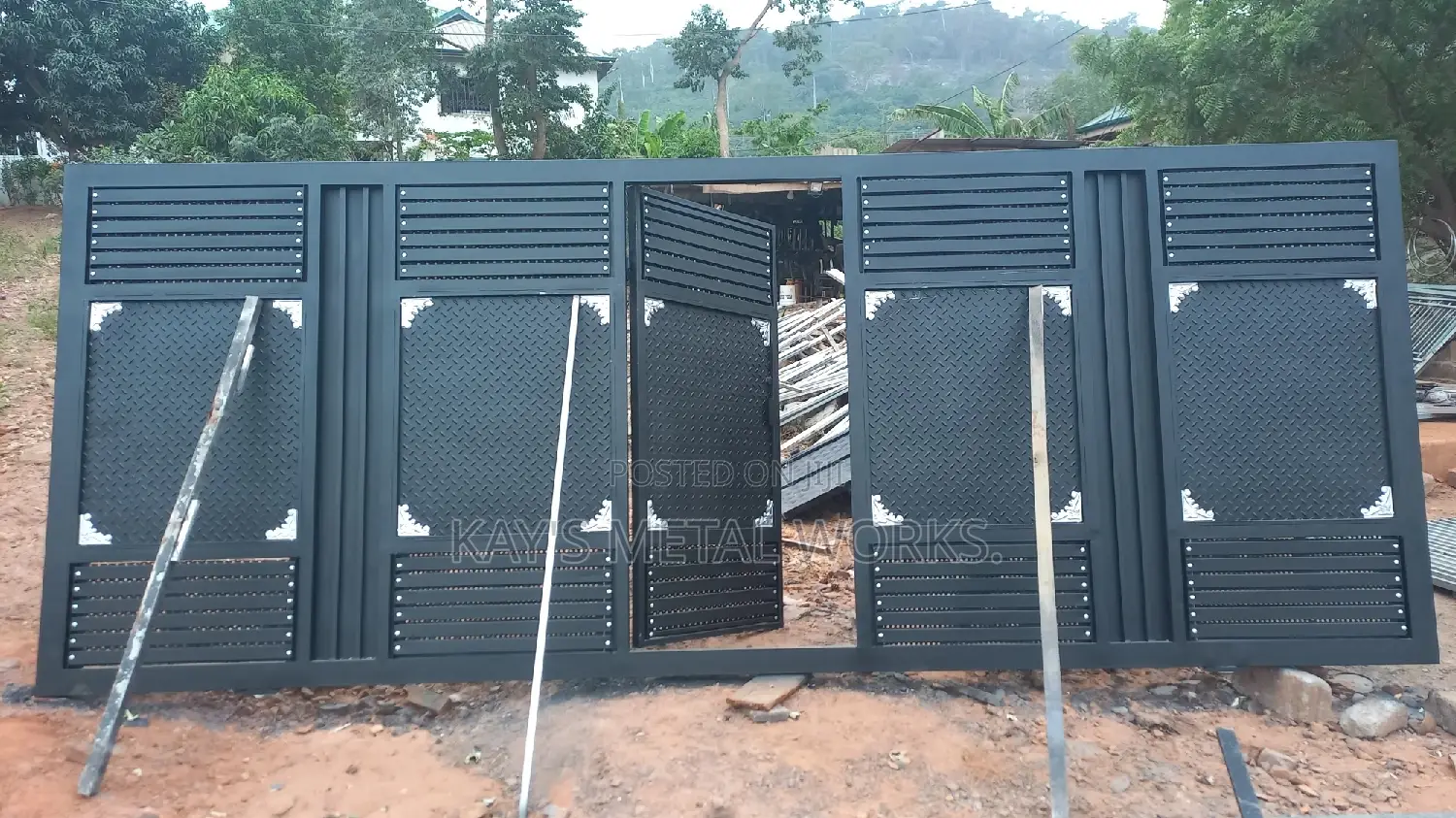 Middle Chaka Design Plate Gate.