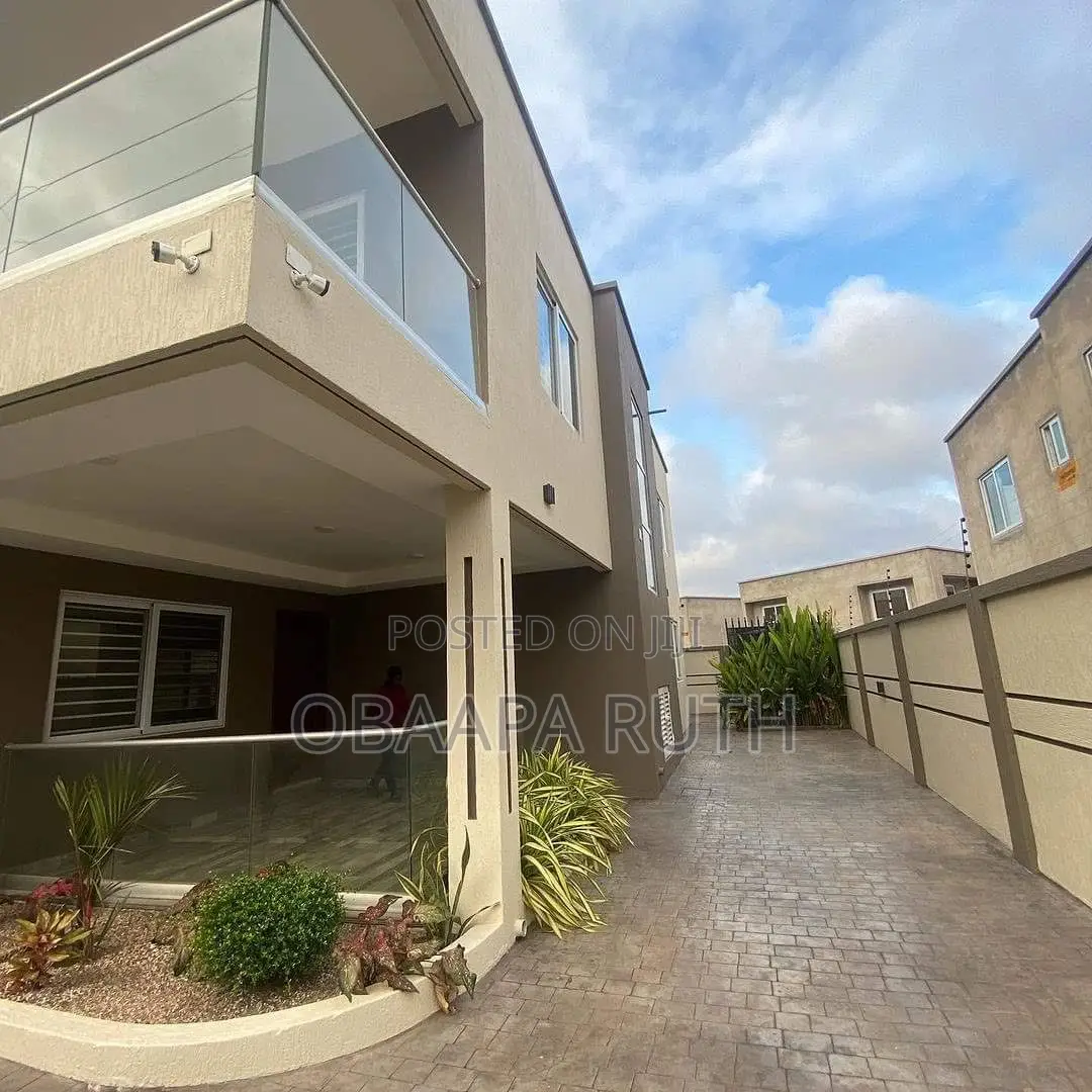 4bdrm Duplex in East Airport, Adjiriganor for sale