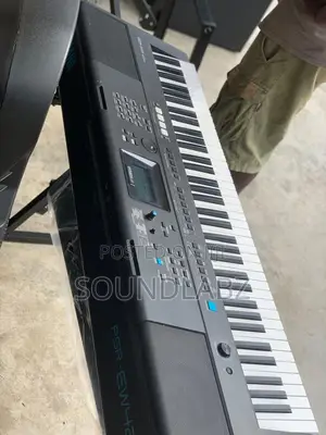 Yamaha Psr-ew425 Portable Keyboard With 76 Keys Stand