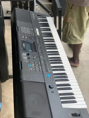 Yamaha Psr-ew425 Portable Keyboard With 76 Keys Stand