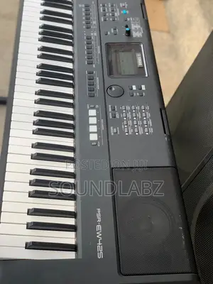 Yamaha Psr-ew425 Portable Keyboard With 76 Keys Stand