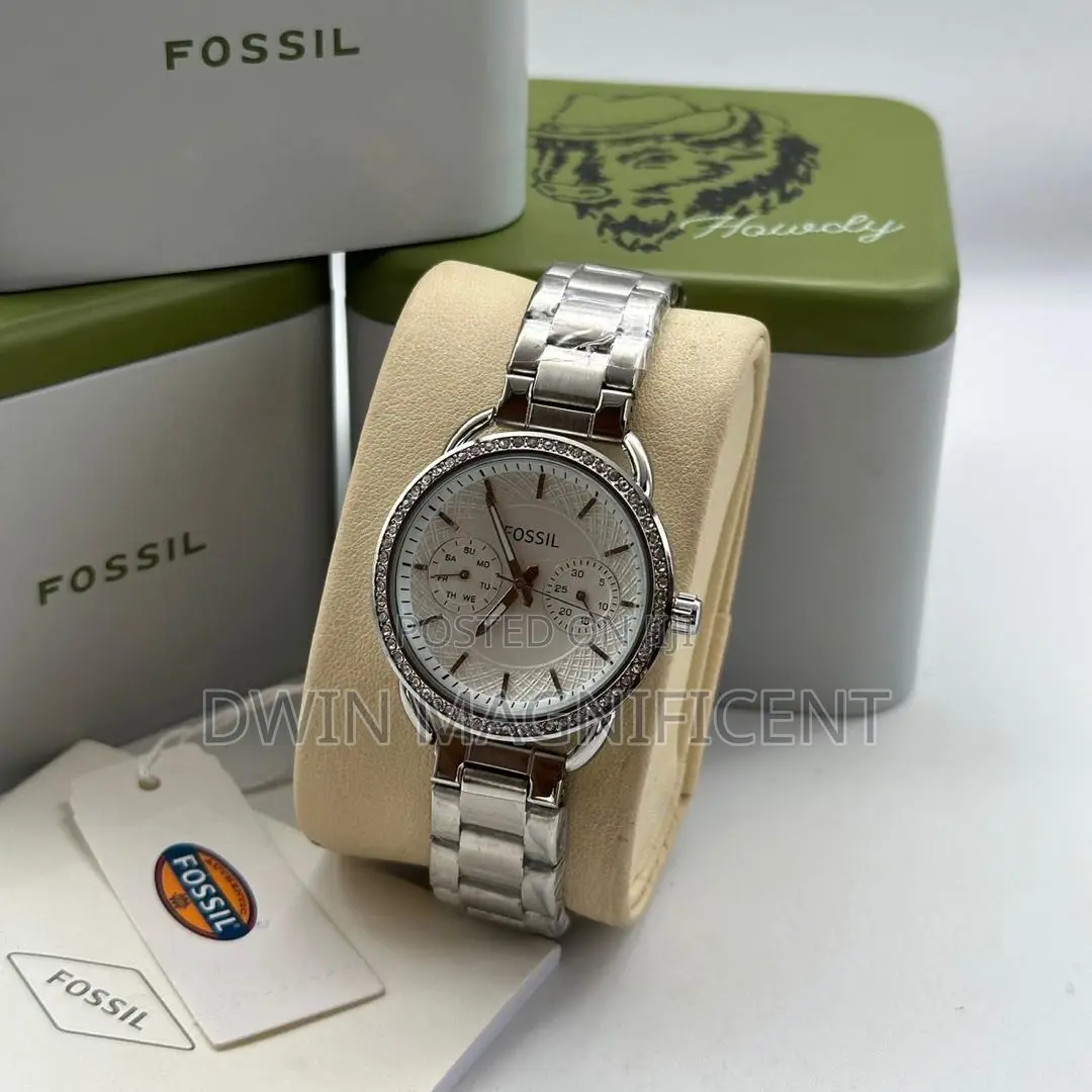 Sleek and Stylish: Black and Silver Fossil Watches for Women