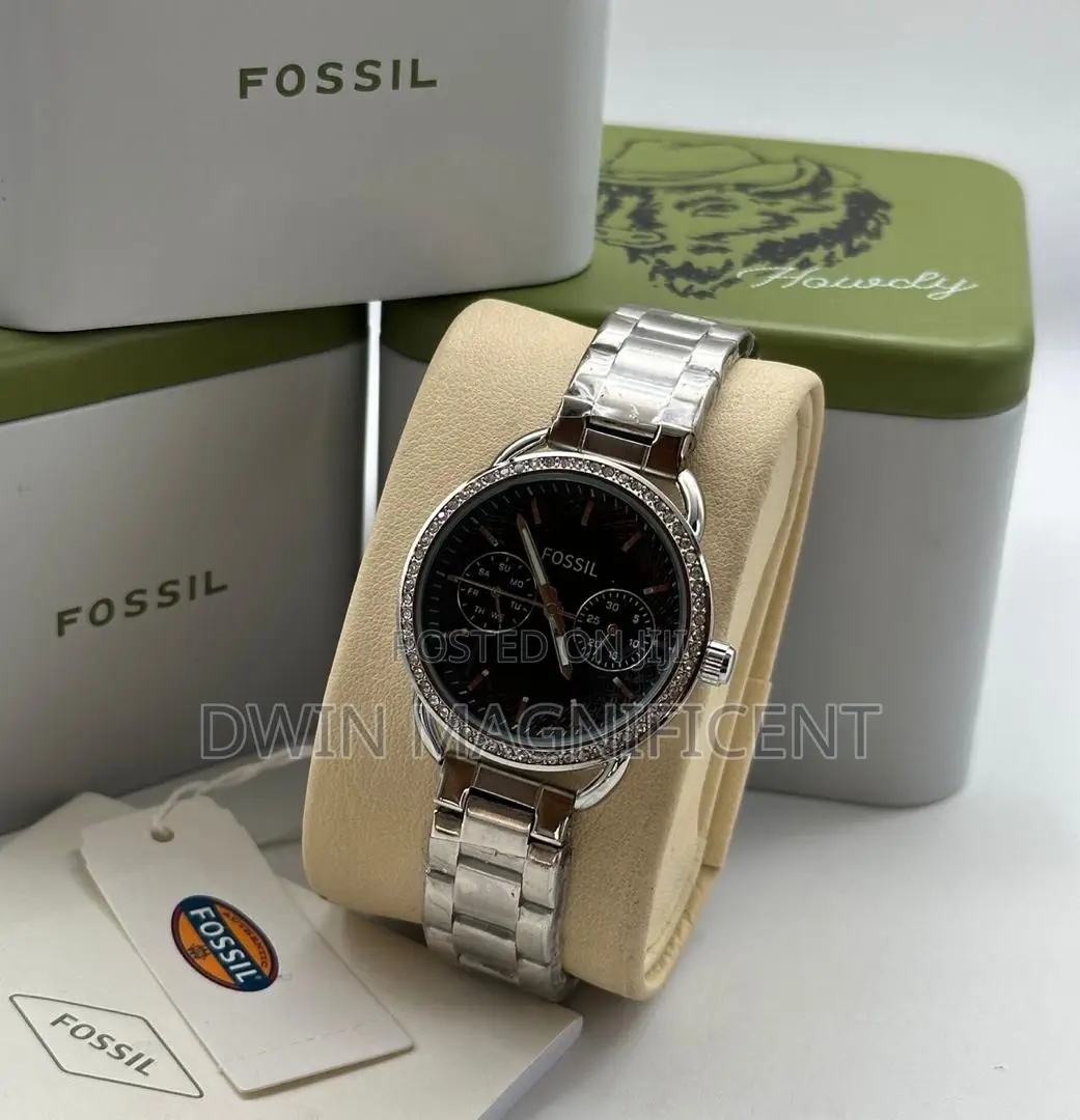 Sleek and Stylish: Black and Silver Fossil Watches for Women