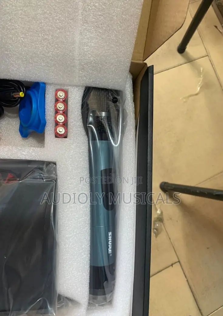 Shure U-3600 Professional Wireless Microphone