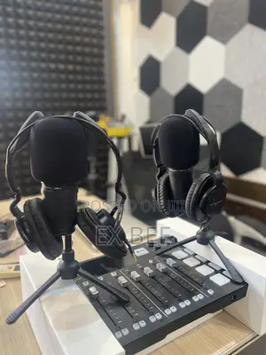 Rodecaster Zoom Studio Podcast Recording Set
