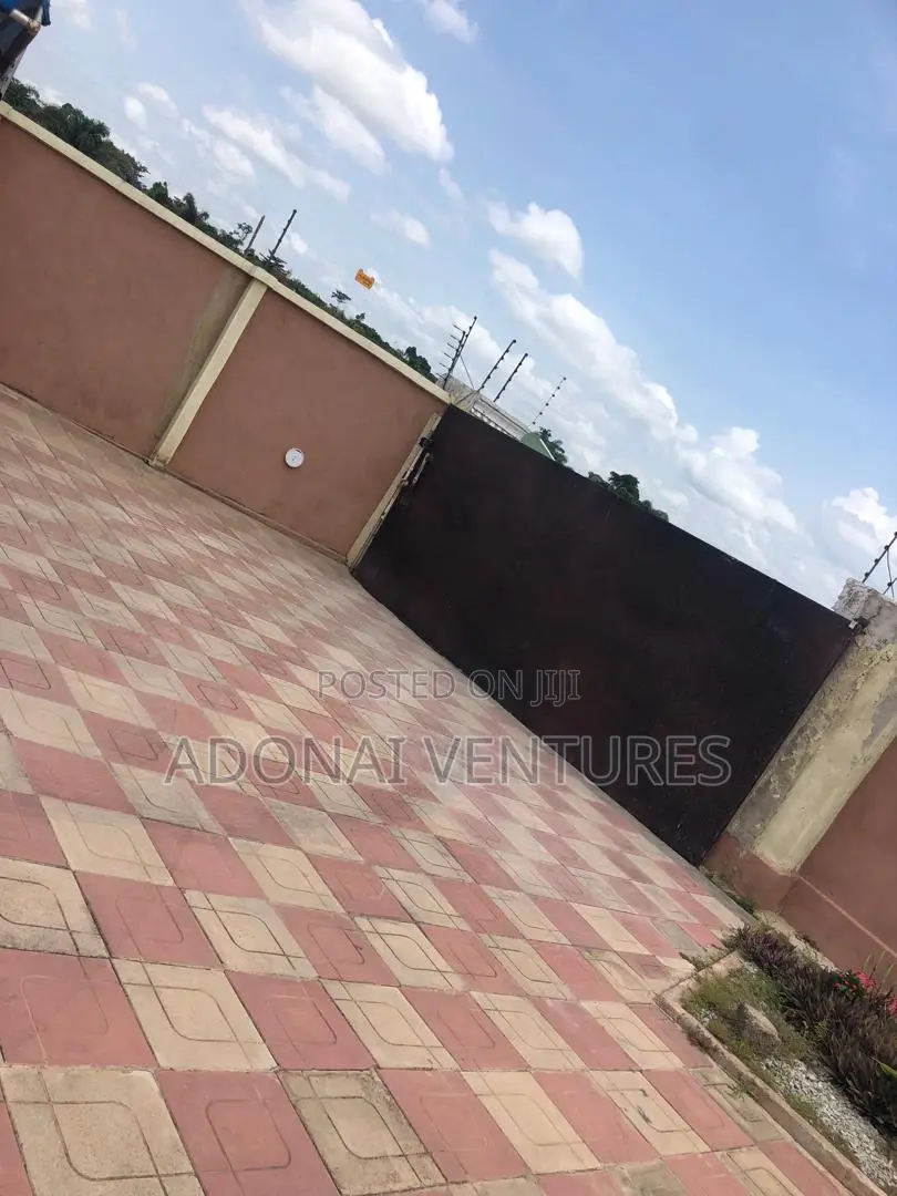 8bdrm House in Atimatim, Kumasi Metropolitan for sale