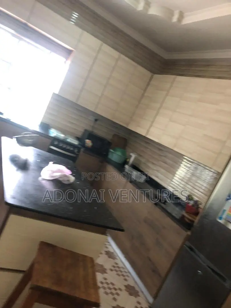 8bdrm House in Atimatim, Kumasi Metropolitan for sale