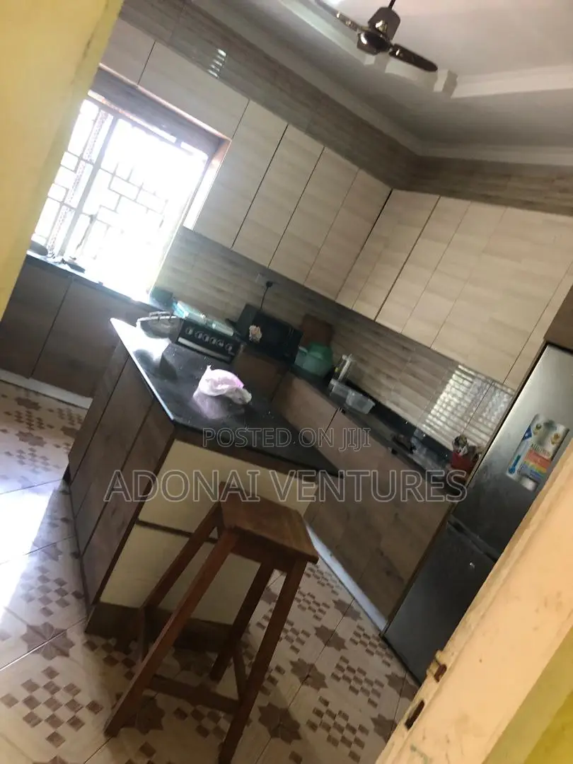 8bdrm House in Atimatim, Kumasi Metropolitan for sale