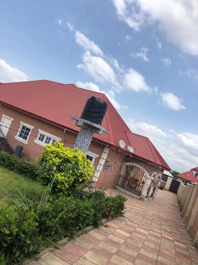 8bdrm House in Atimatim, Kumasi Metropolitan for sale